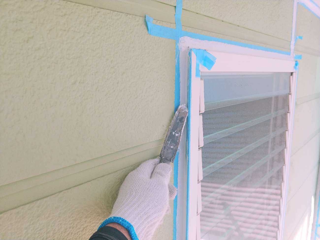 窓枠のシーリングならし施工